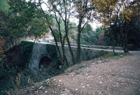 Pont ancien sur le ravin du Buès, dit Pont romain (également sur commune de Ganagobie)