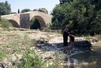 Pont des Trois Arches dit aussi Pont Romain franchissant La Laye (ruines)