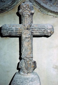 Croix en pierre située autrefois dans le cimetière Notre-Dame