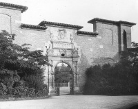 Ancienne porte du Capitole réédifiée dans le jardin des Plantes de Toulouse