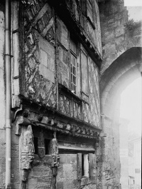 Porte, dite de la Cadène, et maison à pans de bois attenante