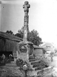 Croix de cimetière, en pierre, du 16e siècle