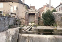 Ensemble formé par la fontaine, le lavoir et la croix, au Nord du village