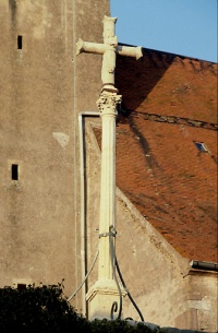 Croix en pierre datée de 1607