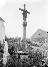 Croix de carrefour en pierre datée de 1613