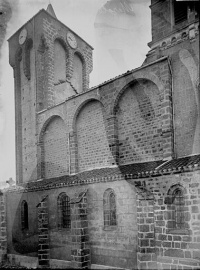 Eglise à l'exception de l'étage moderne qui couronne le clocher occidental