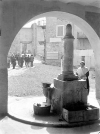 Fontaine sise sous les arcades