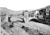 Vieux pont et tour qui le surmonte