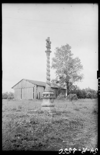 Croix située sur la place