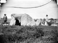 Dolmen à galerie avec la base de son tumulus