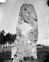 Tumulus dit du Manio, quadrilatère et menhir de Manio