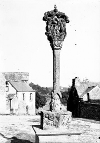 Calvaire situé sur la place de l'église Notre-Dame-de-La-Tronchaye