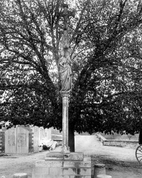 Croix de carrefour, à l'extrémité du pont