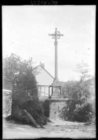 Croix de cimetière en pierre