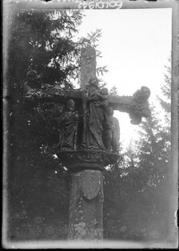 Croix de cimetière en pierre du 16e siècle