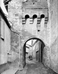 Porte fortifiée adossée au mur de l'église