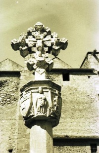 Croix de cimetière en pierre