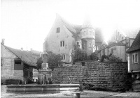 Fontaine datée de 1557 située devant l'Ecole des Filles