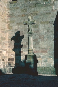 Croix de cimetière sise contre le mur du transept sud de l'église