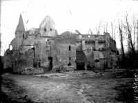 Ruines du château d'Armentières avec sa poterne