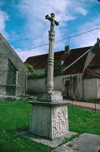 Croix sculptée située sur le côté Sud de l'église