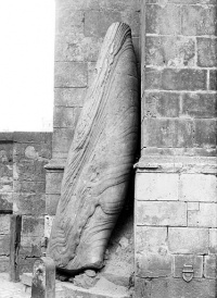 Menhir, dressé contre la cathédrale, dit Pierre Saint-Julien