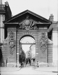 Porte Guillaume-Lion, fontaine et ancienne église des Augustins