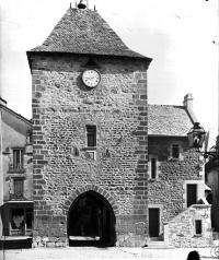 Vieille tour servant de porte de ville