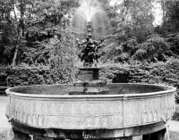 Fontaine avec groupe d'enfants et de dauphins, autrefois située dans le parc de Rochegude