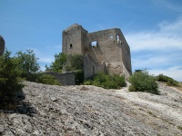 Château (ruines) et rocher qui les porte
