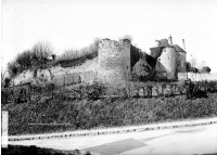 Ruines de l'ancien château et la butte sur laquelle elles sont situées