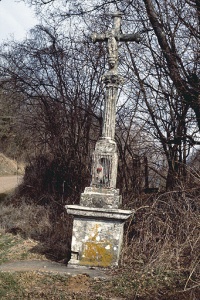 Croix de Saint-Antoine en pierre sculptée