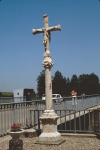Croix de chemin située à proximité du pont sur la Gourgeonne