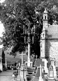 Eglise Saint-Mélar, cimetière et calvaire