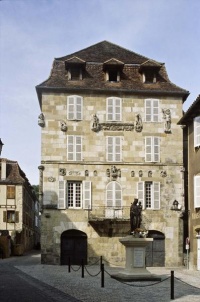 Maison devant le portail méridional de l'église Saint-Pierre