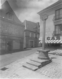 Croix située sur la petite place de l'église