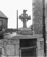 Croix du 15e siècle placée sur le mur de clôture de l'école