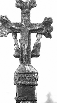 Croix sculptée du 15e ou du 16e siècle