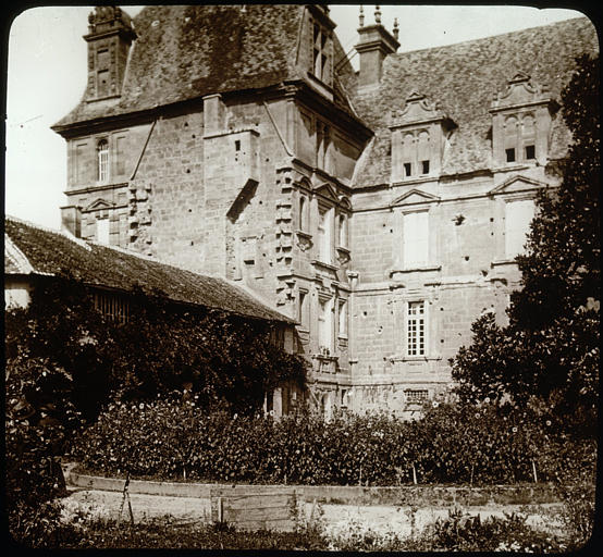 Chateau De Lanquais