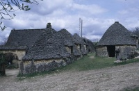 Maison d'habitation et cabanes en pierre sèche du Breuilh