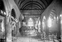 Eglise Notre-Dame et croix de calvaire du cimetière