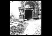 Eglise et ensemble de son enclos