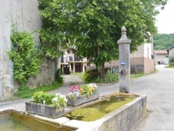 Photo paysage et monuments, Challes-la-Montagne - la fontaine