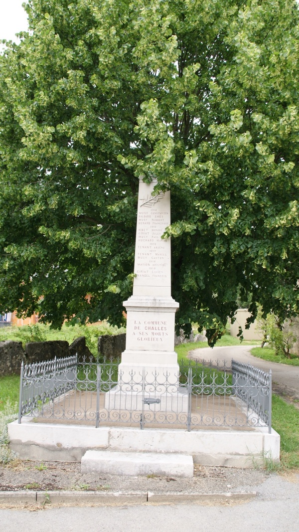 Photo Challes-la-Montagne - le monument aux morts