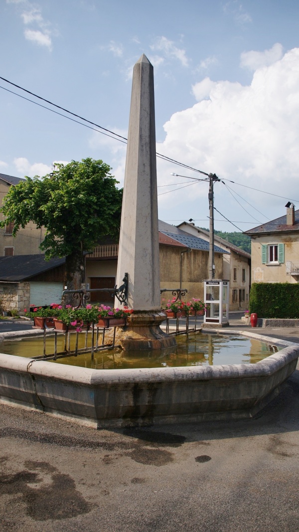 Photo Corcelles - la fontaine