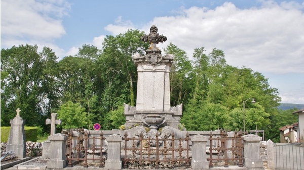 Photo Montagnat - le monument aux morts