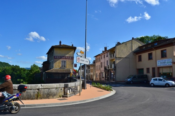 Photo Neuville-sur-Ain - la commune