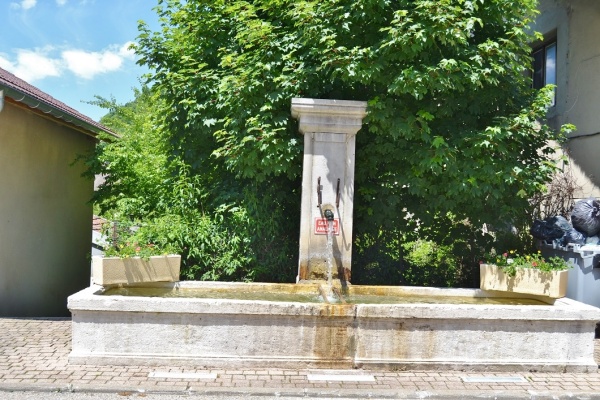 Photo Les Neyrolles - la fontaine