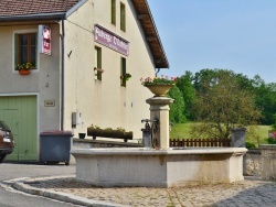 Photo paysage et monuments, Outriaz - la fontaine