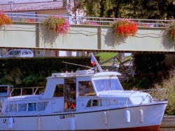 Photo paysage et monuments, Pont-de-Vaux - Pont de Vaux-01-Bateau sur la reyssouze.